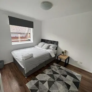 Canary Wharf Haven - Spacious & Homely Entire 1 Bedroom Flat Apartment